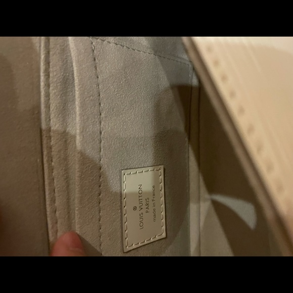 Louis Vuitton Montaigne Clutch Epi Leather White - Picture 9 of 10